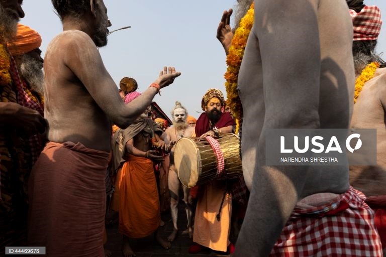 Nepal: homens santos hindus reúnem-se em Kathmandu antes do festival Maha Shivratri 