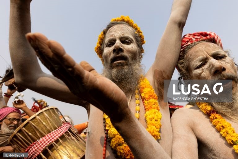 Nepal: homens santos hindus reúnem-se em Kathmandu antes do festival Maha Shivratri 