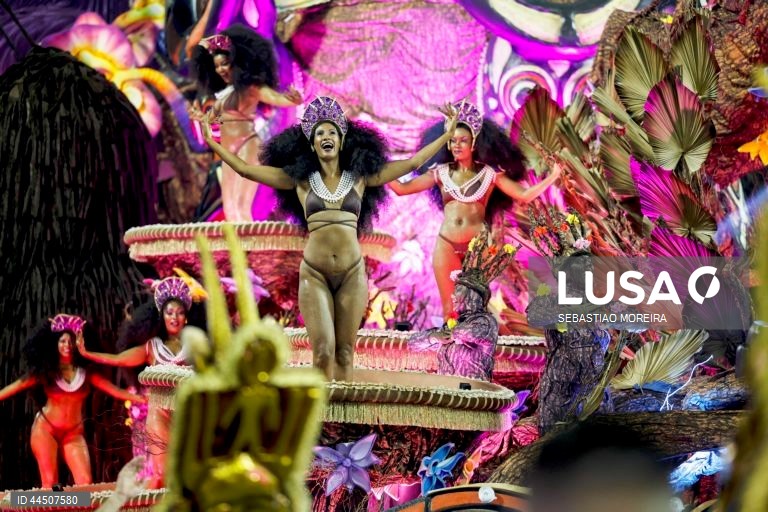 Carnaval de São Paulo 2025 no sambódromo do Anhembi em São Paulo, Brasil.