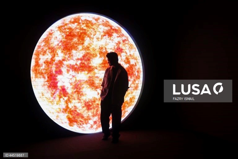 Mapeamento de projeção e da instalação interactiva conhecida como “Illusion Road” na galeria de arte multimédia multidimensional Immersify KL em Kuala Lumpur, Malásia.  A Immersify KL atrai visitantes com instalações interativas, visuais de alta definição e som espacial 3D, criando zonas de tirar o fôlego, incluindo o primeiro espaço de projeção de 360 graus e 12 metros de altura do país dentro de uma área de 30.000 pés quadrados com 11 seções de diferentes zonas imersivas.