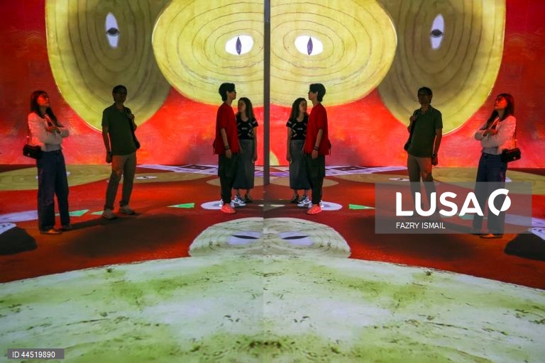 Mapeamento de projeção e da instalação interactiva conhecida como “Illusion Road” na galeria de arte multimédia multidimensional Immersify KL em Kuala Lumpur, Malásia.  A Immersify KL atrai visitantes com instalações interativas, visuais de alta definição e som espacial 3D, criando zonas de tirar o fôlego, incluindo o primeiro espaço de projeção de 360 graus e 12 metros de altura do país dentro de uma área de 30.000 pés quadrados com 11 seções de diferentes zonas imersivas.