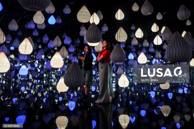Mapeamento de projeção e da instalação interactiva conhecida como “Illusion Road” na galeria de arte multimédia multidimensional Immersify KL em Kuala Lumpur, Malásia.  A Immersify KL atrai visitantes com instalações interativas, visuais de alta definição e som espacial 3D, criando zonas de tirar o fôlego, incluindo o primeiro espaço de projeção de 360 graus e 12 metros de altura do país dentro de uma área de 30.000 pés quadrados com 11 seções de diferentes zonas imersivas.