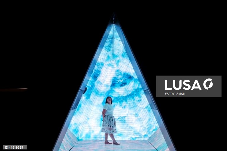 Mapeamento de projeção e da instalação interactiva conhecida como “Illusion Road” na galeria de arte multimédia multidimensional Immersify KL em Kuala Lumpur, Malásia.  A Immersify KL atrai visitantes com instalações interativas, visuais de alta definição e som espacial 3D, criando zonas de tirar o fôlego, incluindo o primeiro espaço de projeção de 360 graus e 12 metros de altura do país dentro de uma área de 30.000 pés quadrados com 11 seções de diferentes zonas imersivas.