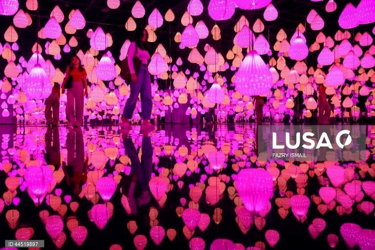 Mapeamento de projeção e da instalação interactiva conhecida como “Illusion Road” na galeria de arte multimédia multidimensional Immersify KL em Kuala Lumpur, Malásia.  A Immersify KL atrai visitantes com instalações interativas, visuais de alta definição e som espacial 3D, criando zonas de tirar o fôlego, incluindo o primeiro espaço de projeção de 360 graus e 12 metros de altura do país dentro de uma área de 30.000 pés quadrados com 11 seções de diferentes zonas imersivas.