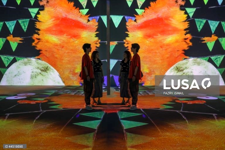Mapeamento de projeção e da instalação interactiva conhecida como “Illusion Road” na galeria de arte multimédia multidimensional Immersify KL em Kuala Lumpur, Malásia.  A Immersify KL atrai visitantes com instalações interativas, visuais de alta definição e som espacial 3D, criando zonas de tirar o fôlego, incluindo o primeiro espaço de projeção de 360 graus e 12 metros de altura do país dentro de uma área de 30.000 pés quadrados com 11 seções de diferentes zonas imersivas.