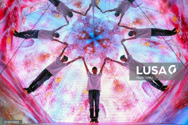 Mapeamento de projeção e da instalação interactiva conhecida como “Illusion Road” na galeria de arte multimédia multidimensional Immersify KL em Kuala Lumpur, Malásia.  A Immersify KL atrai visitantes com instalações interativas, visuais de alta definição e som espacial 3D, criando zonas de tirar o fôlego, incluindo o primeiro espaço de projeção de 360 graus e 12 metros de altura do país dentro de uma área de 30.000 pés quadrados com 11 seções de diferentes zonas imersivas.