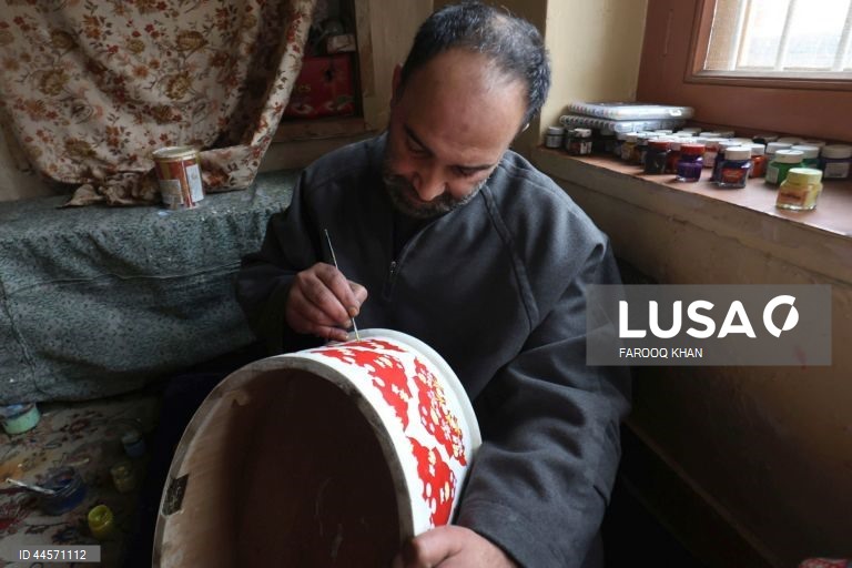 Srinagar: Artesão de papel machê da Caxemira leva para casa o primeiro prémio do festival do Irão