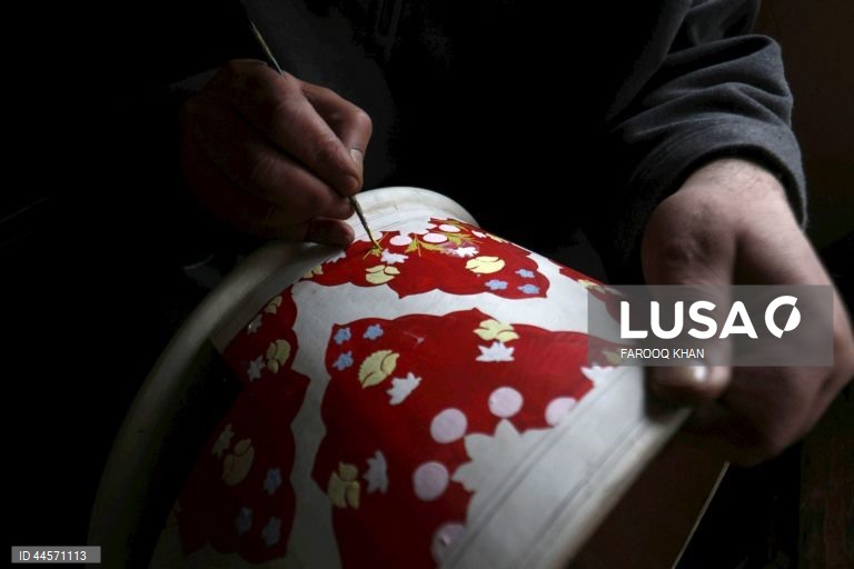 Srinagar: Artesão de papel machê da Caxemira leva para casa o primeiro prémio do festival do Irão