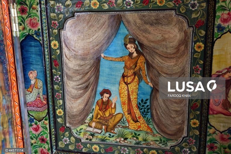 Srinagar: Artesão de papel machê da Caxemira leva para casa o primeiro prémio do festival do Irão