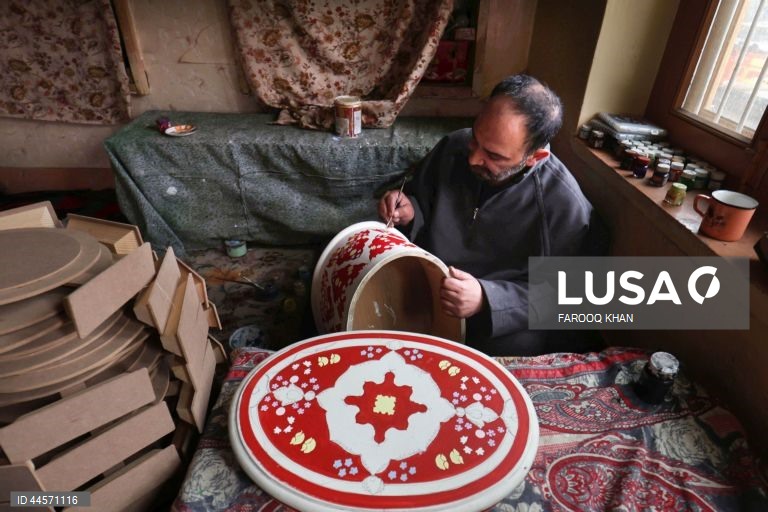 Srinagar: Artesão de papel machê da Caxemira leva para casa o primeiro prémio do festival do Irão