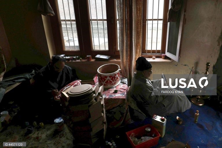 Srinagar: Artesão de papel machê da Caxemira leva para casa o primeiro prémio do festival do Irão