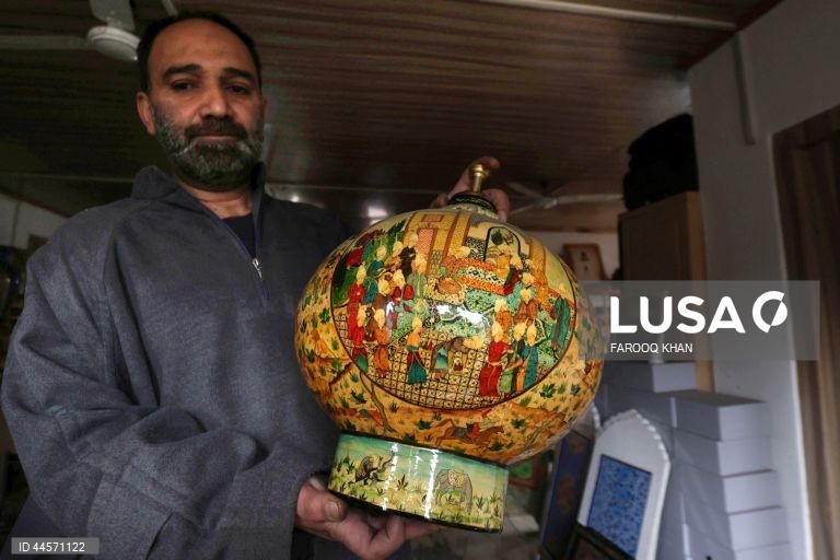 Srinagar: Artesão de papel machê da Caxemira leva para casa o primeiro prémio do festival do Irão