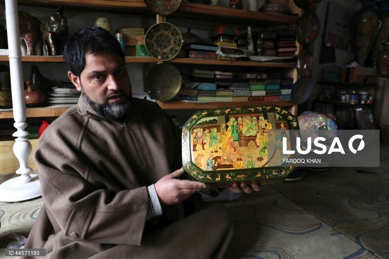 Srinagar: Artesão de papel machê da Caxemira leva para casa o primeiro prémio do festival do Irão