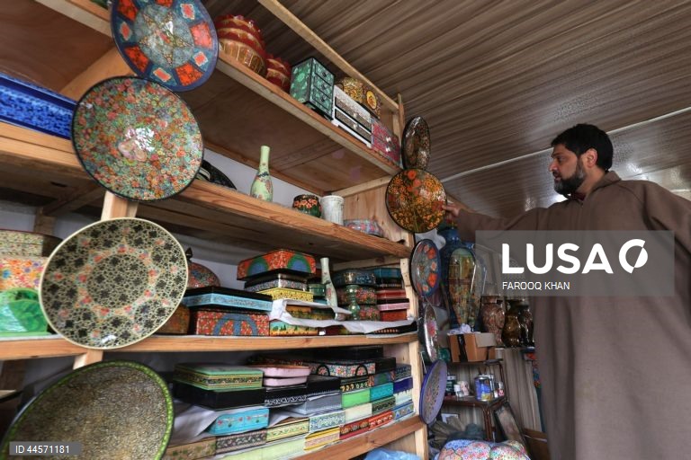 Srinagar: Artesão de papel machê da Caxemira leva para casa o primeiro prémio do festival do Irão