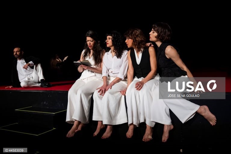 Ensaio de imprensa da peça "Deseja-se Fernanda!", um espetáculo de homenagem e celebração a Fernanda Lapa, com texto de Ana Lázaro, encenação de Cucha Carvalheiro e interpretação de Ana Sampaio e Maia, Carla Bolito, Luís Gaspar, Margarida Cardeal, Marta Lapa e Nuno Vieira de Almeida, com estreia a 15 de março, no Teatro São Luiz, em Lisboa, 13 de março de 2025. JOSÉ SENA GOULÃO/LUSA (ACOMPANHA TEXTO DE 14 DE MARÇO DE 2025)