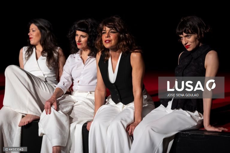 Ensaio de imprensa da peça "Deseja-se Fernanda!", um espetáculo de homenagem e celebração a Fernanda Lapa, com texto de Ana Lázaro, encenação de Cucha Carvalheiro e interpretação de Ana Sampaio e Maia, Carla Bolito, Luís Gaspar, Margarida Cardeal, Marta Lapa e Nuno Vieira de Almeida, com estreia a 15 de março, no Teatro São Luiz, em Lisboa, 13 de março de 2025. JOSÉ SENA GOULÃO/LUSA (ACOMPANHA TEXTO DE 14 DE MARÇO DE 2025)