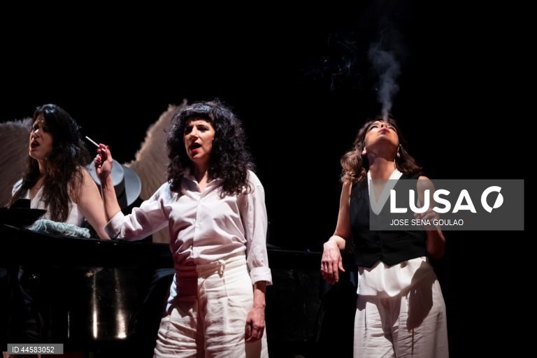 Ensaio de imprensa da peça "Deseja-se Fernanda!", um espetáculo de homenagem e celebração a Fernanda Lapa, com texto de Ana Lázaro, encenação de Cucha Carvalheiro e interpretação de Ana Sampaio e Maia, Carla Bolito, Luís Gaspar, Margarida Cardeal, Marta Lapa e Nuno Vieira de Almeida, com estreia a 15 de março, no Teatro São Luiz, em Lisboa, 13 de março de 2025. JOSÉ SENA GOULÃO/LUSA (ACOMPANHA TEXTO DE 14 DE MARÇO DE 2025)