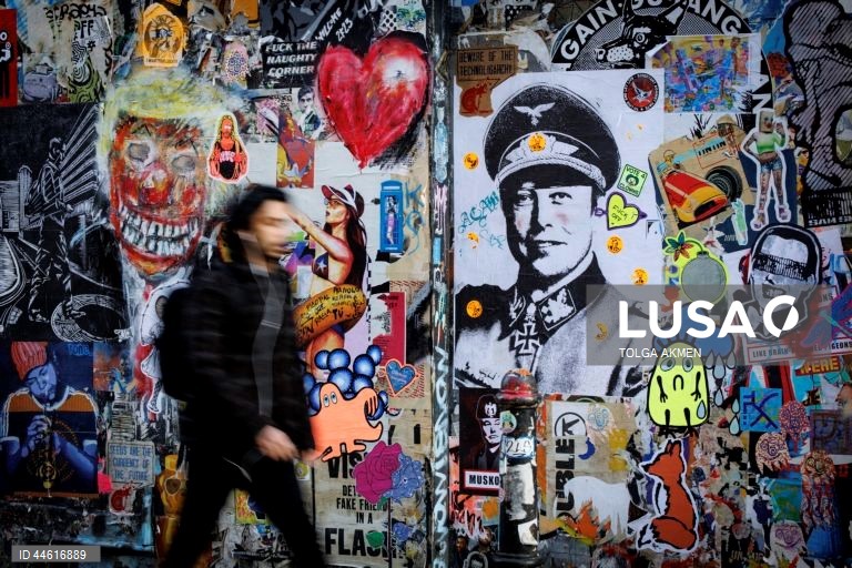 Londres: Cartazes políticos em Brick Lane