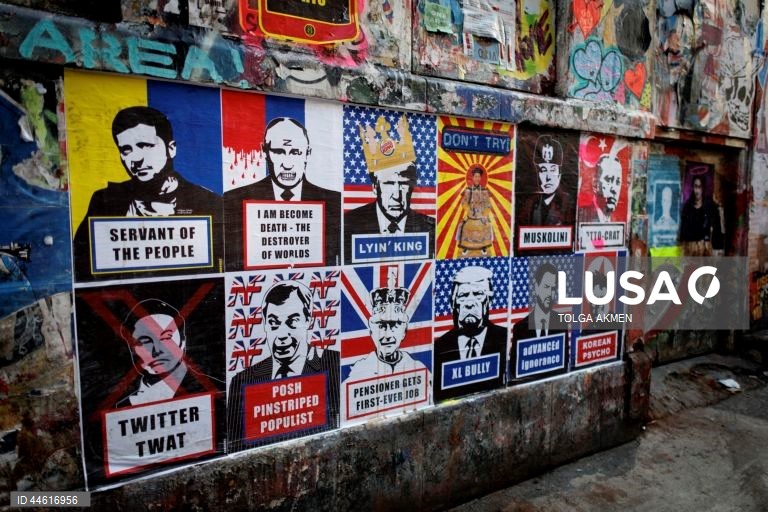 Londres: Cartazes políticos em Brick Lane