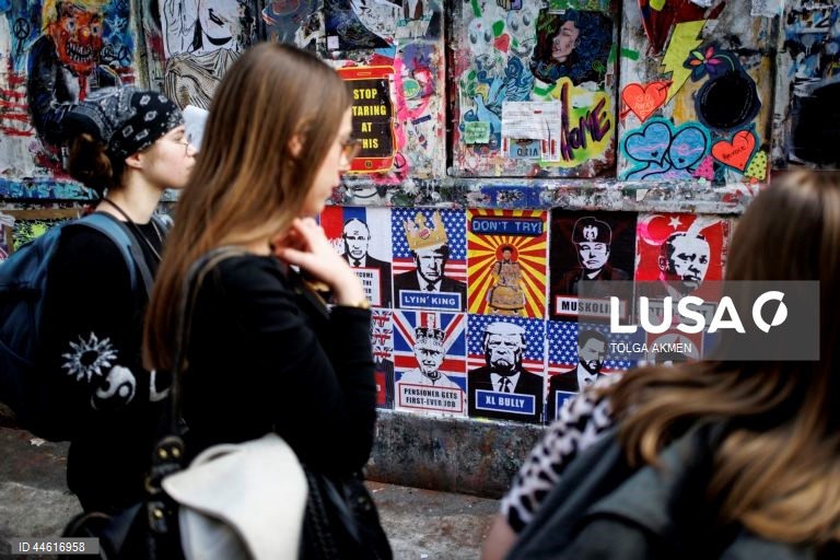 Londres: Cartazes políticos em Brick Lane