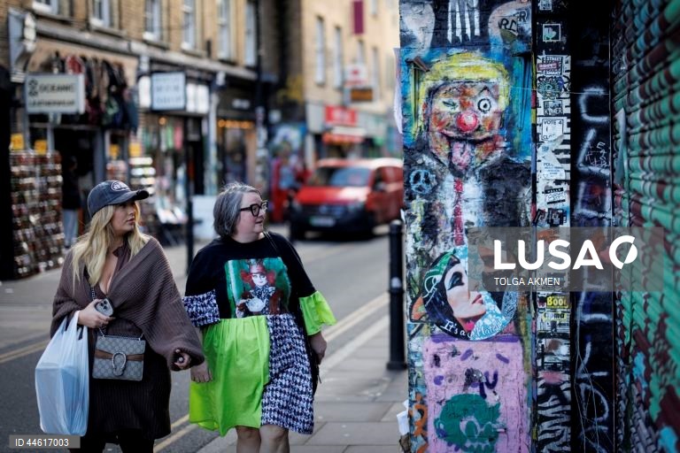 Londres: Cartazes políticos em Brick Lane