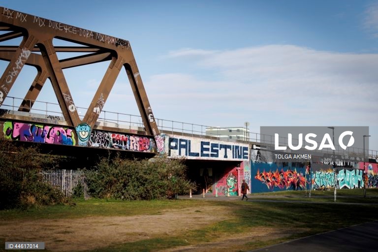 Londres: Cartazes políticos em Brick Lane
