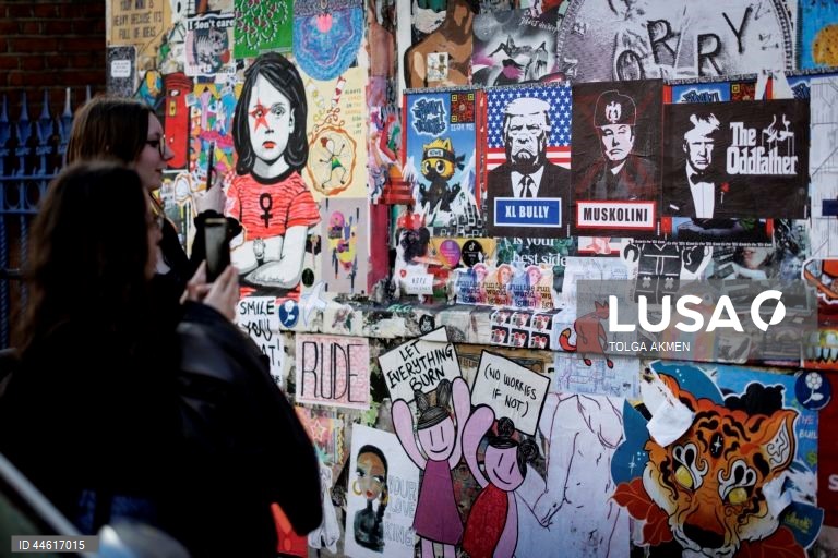 Londres: Cartazes políticos em Brick Lane