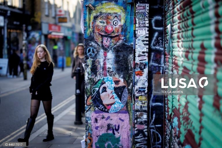 Londres: Cartazes políticos em Brick Lane