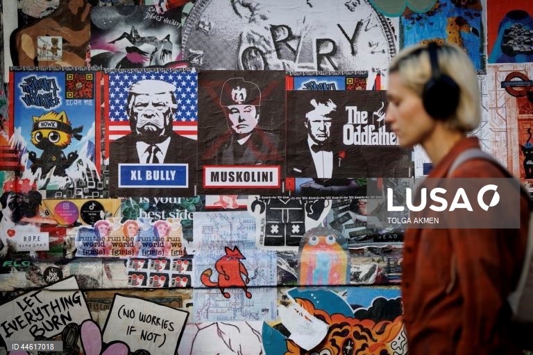 Londres: Cartazes políticos em Brick Lane
