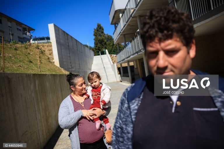 Isaura Clara e Artur, membros de uma comunidade cigana, nas habitações sociais para onde irão viver, em Paredes, 25 de março de 2025. Nesta fase, estão a colocar os pertences nos apartamentos novos e nesta transição as barracas serão demolidas. JOSÉ COELHO/LUSA
