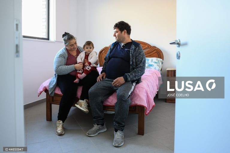 Isaura Clara e Artur, membros de uma comunidade cigana, nas habitações sociais para onde irão viver, em Paredes, 25 de março de 2025. Nesta fase, estão a colocar os pertences nos apartamentos novos e nesta transição as barracas serão demolidas. JOSÉ COELHO/LUSA
