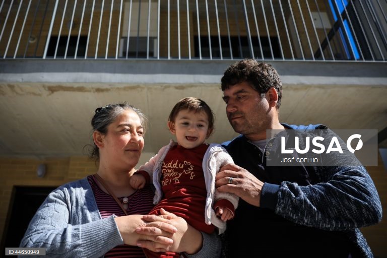 Isaura Clara e Artur, membros de uma comunidade cigana, nas habitações sociais para onde irão viver, em Paredes, 25 de março de 2025. Nesta fase, estão a colocar os pertences nos apartamentos novos e nesta transição as barracas serão demolidas. JOSÉ COELHO/LUSA
