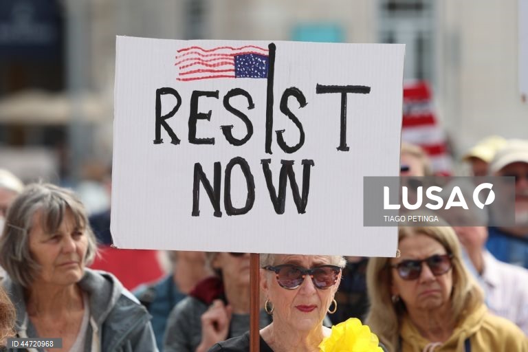 US activists living in Portugal during a demonstration with the common goal of fighting against the political plans of Trump and Elon Musk, and against “the destruction of democratic institutions” in the United States. Many of the activists involved in this protest have ties to the international organization Democrats Abroad, which is linked to the Democratic Party in the United States and aims to mobilize American voters living abroad. Lisbon, Portugal, 05 April 2025. TIGO PETINGA/ LUSA