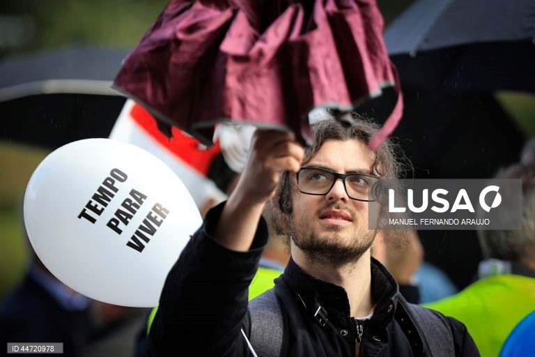 Participantes durante a manifestação nacional organizada pela CGTP-IN para trabalhadores dos distritos do Porto, Viana do Castelo, Braga, Vila Real, Bragança e Aveiro. Campo 24 de Agosto, Porto, 5 Abril 2025, MANUEL FERNANDO ARAUJO/LUSA