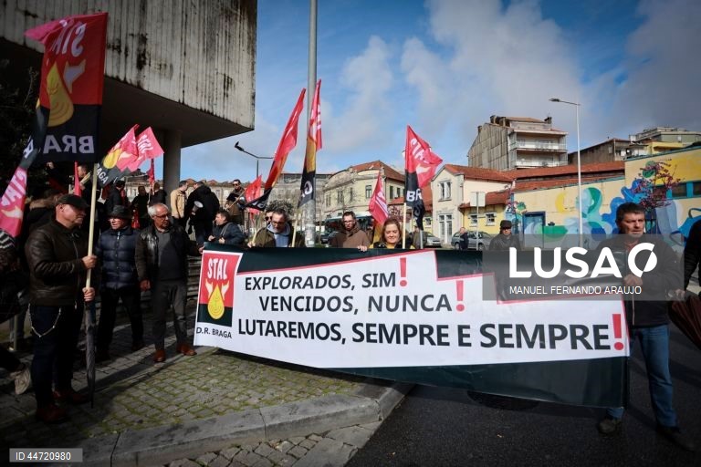 Participantes durante a manifestação nacional organizada pela CGTP-IN para trabalhadores dos distritos do Porto, Viana do Castelo, Braga, Vila Real, Bragança e Aveiro. Campo 24 de Agosto, Porto, 5 Abril 2025, MANUEL FERNANDO ARAUJO/LUSA