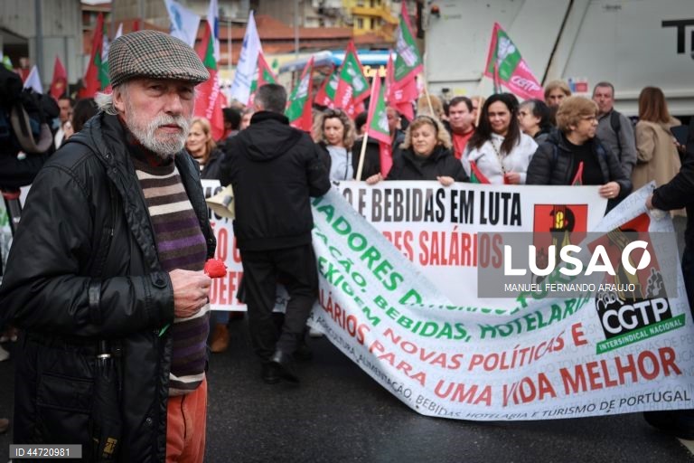 Participantes durante a manifestação nacional organizada pela CGTP-IN para trabalhadores dos distritos do Porto, Viana do Castelo, Braga, Vila Real, Bragança e Aveiro. Campo 24 de Agosto, Porto, 5 Abril 2025, MANUEL FERNANDO ARAUJO/LUSA