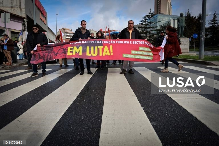 Participantes durante a manifestação nacional organizada pela CGTP-IN para trabalhadores dos distritos do Porto, Viana do Castelo, Braga, Vila Real, Bragança e Aveiro. Campo 24 de Agosto, Porto, 5 Abril 2025, MANUEL FERNANDO ARAUJO/LUSA