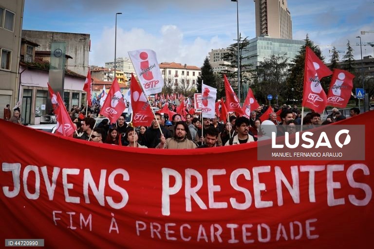 Participantes durante a manifestação nacional organizada pela CGTP-IN para trabalhadores dos distritos do Porto, Viana do Castelo, Braga, Vila Real, Bragança e Aveiro. Campo 24 de Agosto, Porto, 5 Abril 2025, MANUEL FERNANDO ARAUJO/LUSA