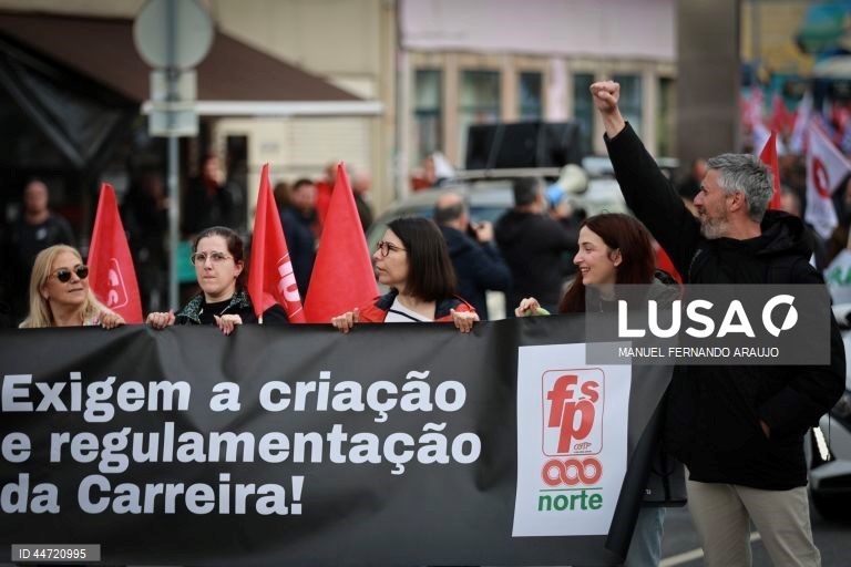 Participantes durante a manifestação nacional organizada pela CGTP-IN para trabalhadores dos distritos do Porto, Viana do Castelo, Braga, Vila Real, Bragança e Aveiro. Campo 24 de Agosto, Porto, 5 Abril 2025, MANUEL FERNANDO ARAUJO/LUSA