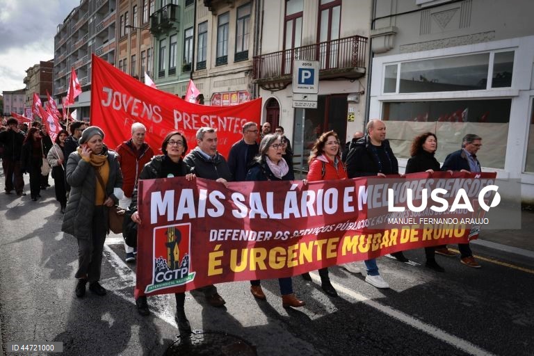 Participantes durante a manifestação nacional organizada pela CGTP-IN para trabalhadores dos distritos do Porto, Viana do Castelo, Braga, Vila Real, Bragança e Aveiro. Campo 24 de Agosto, Porto, 5 Abril 2025, MANUEL FERNANDO ARAUJO/LUSA
