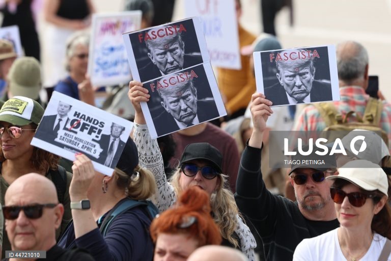 US activists living in Portugal during a demonstration with the common goal of fighting against the political plans of Trump and Elon Musk, and against “the destruction of democratic institutions” in the United States. Many of the activists involved in this protest have ties to the international organization Democrats Abroad, which is linked to the Democratic Party in the United States and aims to mobilize American voters living abroad. Lisbon, Portugal, 05 April 2025. TIGO PETINGA/ LUSA