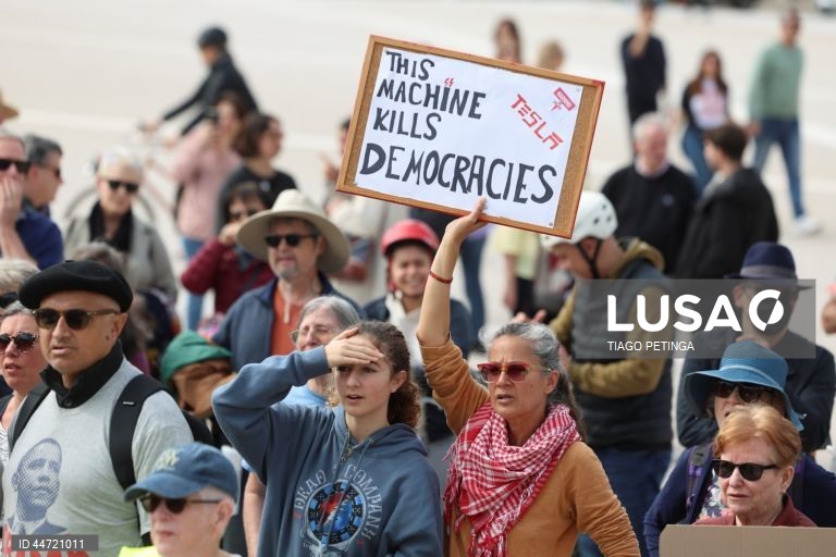 US activists living in Portugal during a demonstration with the common goal of fighting against the political plans of Trump and Elon Musk, and against “the destruction of democratic institutions” in the United States. Many of the activists involved in this protest have ties to the international organization Democrats Abroad, which is linked to the Democratic Party in the United States and aims to mobilize American voters living abroad. Lisbon, Portugal, 05 April 2025. TIGO PETINGA/ LUSA