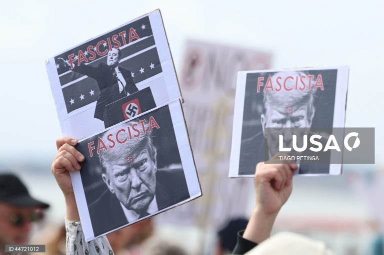 US activists living in Portugal during a demonstration with the common goal of fighting against the political plans of Trump and Elon Musk, and against “the destruction of democratic institutions” in the United States. Many of the activists involved in this protest have ties to the international organization Democrats Abroad, which is linked to the Democratic Party in the United States and aims to mobilize American voters living abroad. Lisbon, Portugal, 05 April 2025. TIGO PETINGA/ LUSA
