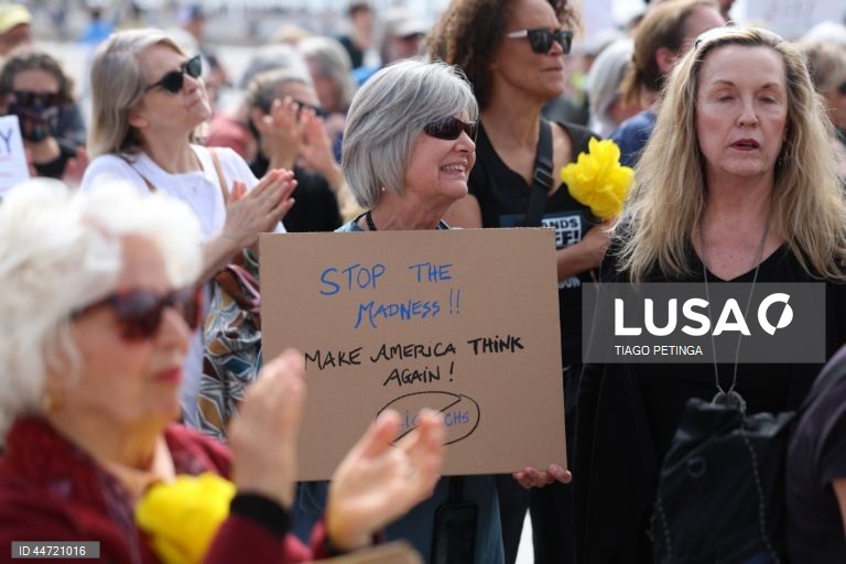 US activists living in Portugal during a demonstration with the common goal of fighting against the political plans of Trump and Elon Musk, and against “the destruction of democratic institutions” in the United States. Many of the activists involved in this protest have ties to the international organization Democrats Abroad, which is linked to the Democratic Party in the United States and aims to mobilize American voters living abroad. Lisbon, Portugal, 05 April 2025. TIGO PETINGA/ LUSA