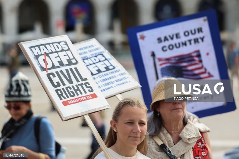 US activists living in Portugal during a demonstration with the common goal of fighting against the political plans of Trump and Elon Musk, and against “the destruction of democratic institutions” in the United States. Many of the activists involved in this protest have ties to the international organization Democrats Abroad, which is linked to the Democratic Party in the United States and aims to mobilize American voters living abroad. Lisbon, Portugal, 05 April 2025. TIGO PETINGA/ LUSA