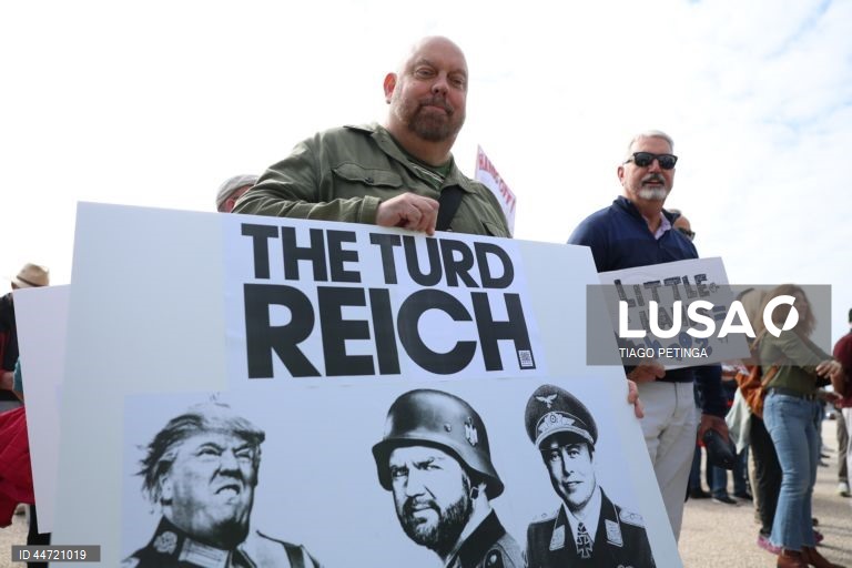 US activists living in Portugal during a demonstration with the common goal of fighting against the political plans of Trump and Elon Musk, and against “the destruction of democratic institutions” in the United States. Many of the activists involved in this protest have ties to the international organization Democrats Abroad, which is linked to the Democratic Party in the United States and aims to mobilize American voters living abroad. Lisbon, Portugal, 05 April 2025. TIGO PETINGA/ LUSA