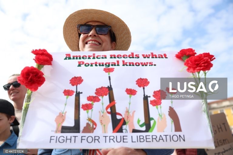 US activists living in Portugal during a demonstration with the common goal of fighting against the political plans of Trump and Elon Musk, and against “the destruction of democratic institutions” in the United States. Many of the activists involved in this protest have ties to the international organization Democrats Abroad, which is linked to the Democratic Party in the United States and aims to mobilize American voters living abroad. Lisbon, Portugal, 05 April 2025. TIGO PETINGA/ LUSA