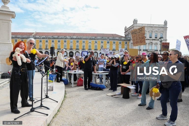 US activists living in Portugal during a demonstration with the common goal of fighting against the political plans of Trump and Elon Musk, and against “the destruction of democratic institutions” in the United States. Many of the activists involved in this protest have ties to the international organization Democrats Abroad, which is linked to the Democratic Party in the United States and aims to mobilize American voters living abroad. Lisbon, Portugal, 05 April 2025. TIGO PETINGA/ LUSA