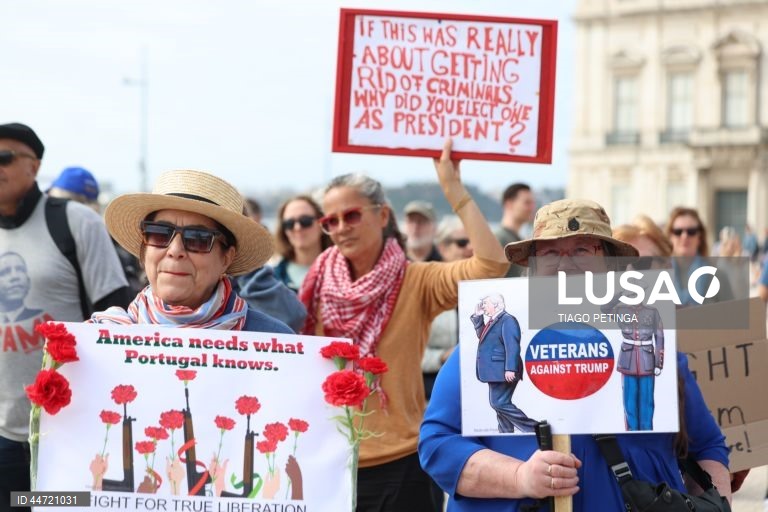 US activists living in Portugal during a demonstration with the common goal of fighting against the political plans of Trump and Elon Musk, and against “the destruction of democratic institutions” in the United States. Many of the activists involved in this protest have ties to the international organization Democrats Abroad, which is linked to the Democratic Party in the United States and aims to mobilize American voters living abroad. Lisbon, Portugal, 05 April 2025. TIGO PETINGA/ LUSA