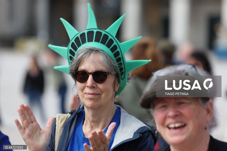 US activists living in Portugal during a demonstration with the common goal of fighting against the political plans of Trump and Elon Musk, and against “the destruction of democratic institutions” in the United States. Many of the activists involved in this protest have ties to the international organization Democrats Abroad, which is linked to the Democratic Party in the United States and aims to mobilize American voters living abroad. Lisbon, Portugal, 05 April 2025. TIGO PETINGA/ LUSA